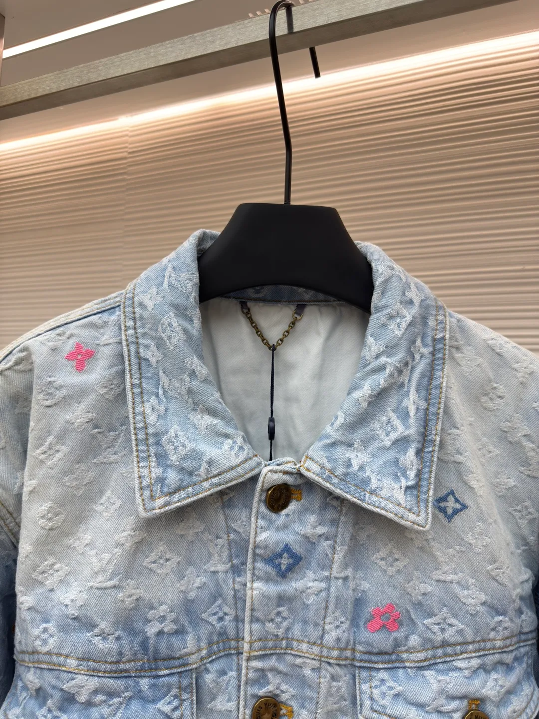 LOUIS VUITTON colorful letter jacquard denim jacket ●Authentic product: Purchased and developed at 26300 ●Item number: 1680111-C45 ●Fabric: cotton denim fabric ●Technology: embroidery ●Version: fitted version ●Weight: about 1245 grams ●Size: 46-48-50-52 ●Description: It is made of unique washed denim cotton with excellent elasticity and stretchability. The entire model has been washed twice to achieve the perfect texture and color. The various wiring and workmanship are even more meticulous. The whole body is customized with hardware and customized leather labels. All details are perfect! The overall wiring is straight and delicate, the fabric is comfortable and soft, and the color is consistent without color difference. It can be matched with the same style to create a fashionable look and control various occasions. Customized accessories, complete with three standards, same style for men and women!